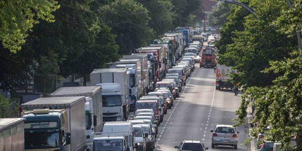 Stau auf der Buxtehuder Straße. Foto: zv Verkehrsprobleme: Null-Reaktion auf Vorschläge aus Harburg