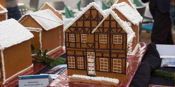 Bäckerlehrlinge bauen Harburgs tolle Häuser aus Lebkuchen