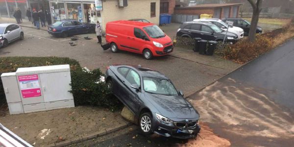 Glimpfliches Auto Ping-Pong auf einem Parkplatz in Maschen