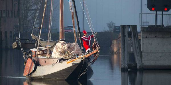 Auf dem Segelschiff kam der Nikolaus zum Fest. Foto: zv Schwimmender Nikolausmarkt lockt Besucher in den Binnenhafen