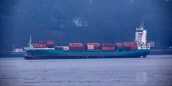 Containerfrachter im Mühlenberger Loch auf Grund gelaufen