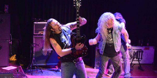 Bon Scott lassen im Rieckhof so richtig die Hells Bells läuten