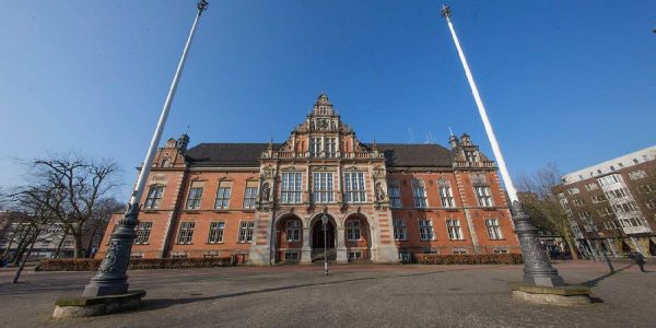Das Harburger Rathaus. An der Politik, die dort gemacht wird, haben Schulen offenbar wenig Interesse. Foto: zv Schulen haben kaum Interesse an Harburger Bezirkspolitik
