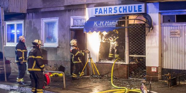 Feuer in Fahrschule: Haus evakuiert - Bewohnerin verletzt