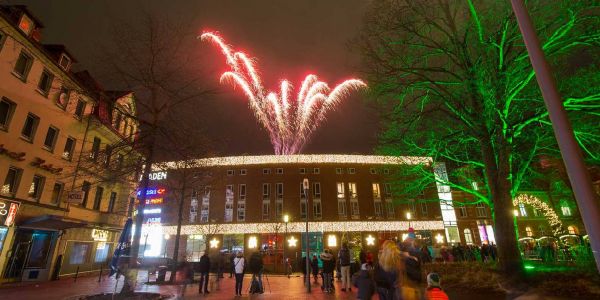 Das Feuerwerk, abegschossen vom Dach der Harburg Arcaden. Foto: zv Ein Feuerwerk verabschiedet Harburgs schönen Weihnachtsmarkt