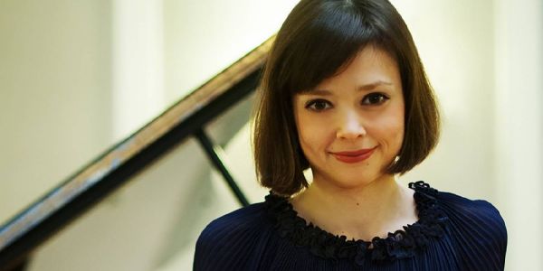 Die Pianistin Nadezda Pisarev spielt am 21. Mai ab 17 Uhr im Speicher am Kaufhauskanal. Foto: pr Pianistin Nadezda Pisarev bringt Weltklassik am Klavier nach Harburg