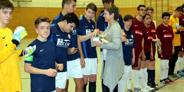 So war es im vorjahr: Schirmherrin Birgit Stöver bei der Siegerehrung nach dem Einlagenspiel der schulen Nymphenweg und Elfenwiese. Foto: Christian Bittcher 34. Harburger Hallencup: Vier Tage Fußball für den guten Zweck