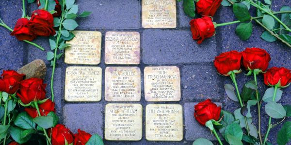 Die Initiative Gedenken in Harburg und die Geschichtswerkstatt Harburg laden zum ersten Rundgang zu Gedenkorten mit Stolpersteinen in diesem Jahr ein. Foto: Christian Bittcher Streiflichter und Lieder: Rundgang zu Gedenkorten mit Stolpersteinen