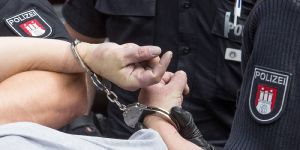 Totschlagversuch wegen Fingerschnipsen - Intensivtäter 19 kam in Haft