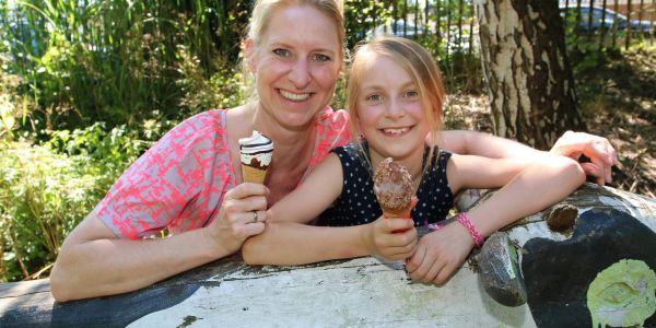 Eis essen im Sommer