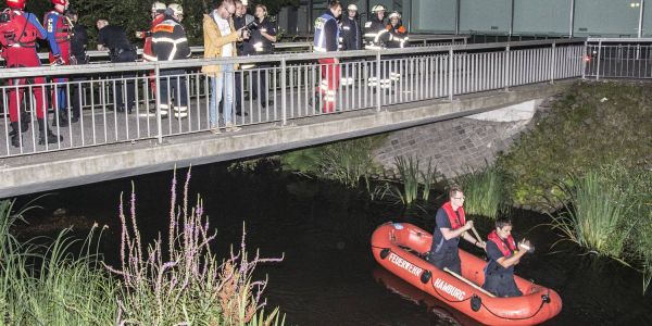 Einsatzkräfte suchen von einem Schlauchboot aus und von einer Brücke nach dem Vermissten Foto Personensuche im Seevekanal