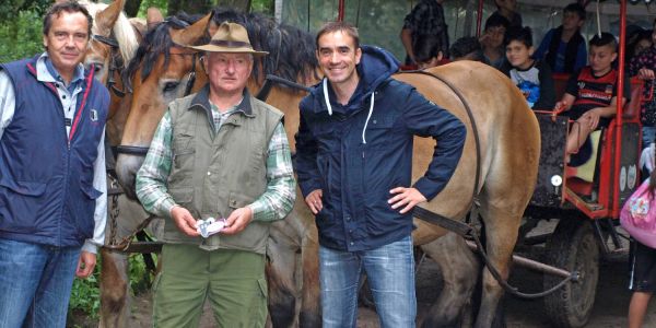Udo Vorbeck und Gerold Winter vom Lions-Club Hamburg Harburg-Hafen mit dem Kutscher beim Ausflug mit der Pferdekutsche nach Wilsede. Foto: DRK-Harburg Lions organisieren Ferienausflüge für die Flüchtlingskinder aus Neuland II