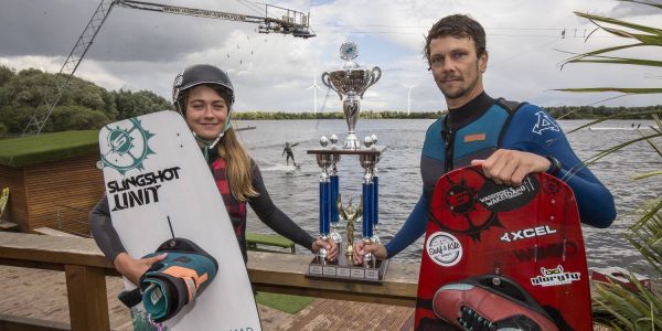 Luca Glinski und Mirco Langholz mit dem Pokal. Foto: zv Mannschaftspokal Wakeboard