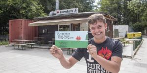 Stefan Rupprecht mit Gutschein für Daily-Currywurst