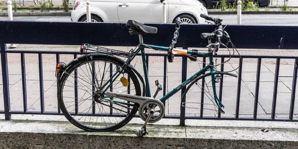 Ein herrenloses Schrottrad am Schloßmühlendamm. Foto: Andre Zand-Vakili Herrenlose Schrotträder sollen aus dem Straßenbild verschwinden