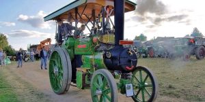 Dampfschwaden in Ehestorf: 300 historische Ungetüme in Aktion