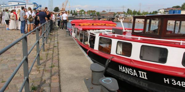 Zwischen Harburg und Hamburg: Barkassenfahrt wie vor hundert Jahren