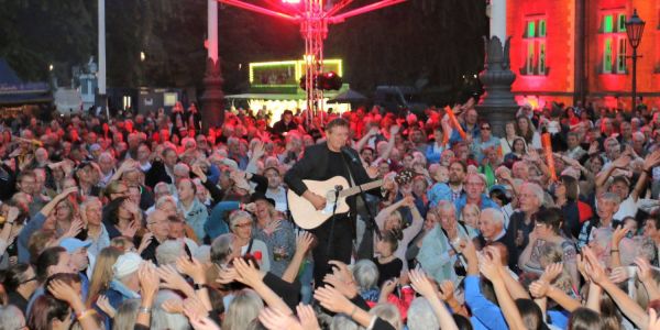 Legendär war der Auftritt bei der 4. Nacht der Lichter: Gemeinsam mit vielen Harburgern stimmt Peter Schuldt den neuen Harburg Song an. Foto: Christian Bittcher Peter Schuldt geht in Ruhestand: „Das Ende ist erst der Anfang!“
