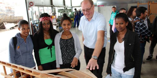 Auch viele Asylsuchende informierten sich bei Olav Vavroš (Mitte) und seinem Team über die Umschulungsangebote bei Jugend in Arbeit. Foto: cb Jugend in Arbeit