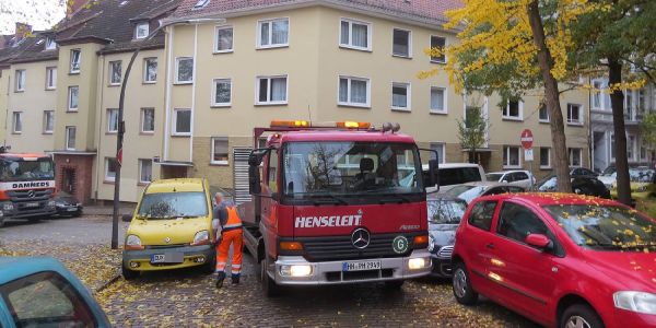 Wenn es zu eng wird, kommt, wie hier nahe der TU, der Abschlepper. Foto: mag Wohnungsbau ohne Parkplätze: In Harburg wird das gern gemacht