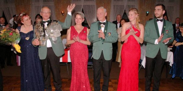 Die Eißendorfer Königscrew begrüßt die Gäste des Königsball im Jägerhof. Foto: pr/hartz Eißendorfer Königsball