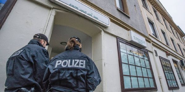 Die Taqwa-Moschee, hier bei einer Razzia im November 2016. Foto: Andre Zand-Vakili Berliner Salafistenprediger zu Gast in Harburgs Salafisten-Moschee