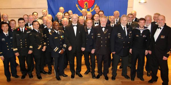 Harburgs Marinekameradschaft - hier mit internationalen Gästen beim Ball der Seefahrt - feiert in diesem Jahr ihr 120-jähriges Jubiläum. Foto: Christian Bittcher Marinemalmeradschaft