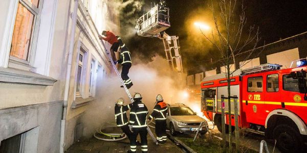 Kellerbrand: Feuerwehr rettet sechs Menschen an der Hohen Straße