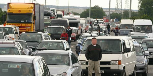 Stau auf der Autobahn. Im vergangenen Jahr war es südlich der Elbe besonders schlimm. Foto: zv Kritik an neuem Verkehrskoordinator vom ACE: Gute Idee - aber....