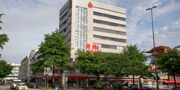 Der Hauptsitz der Sparkasse Harburg-Buxtehude in Harburg am Sand. Foto: zv Sparkasse Stade-Altes Land will mit Harburg fusionieren