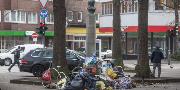 Die Hinterlassenschaft an der Schillerbüste am Sand. Foto: zv Obdachlose vom Sand nach Messerstecherei verschwunden