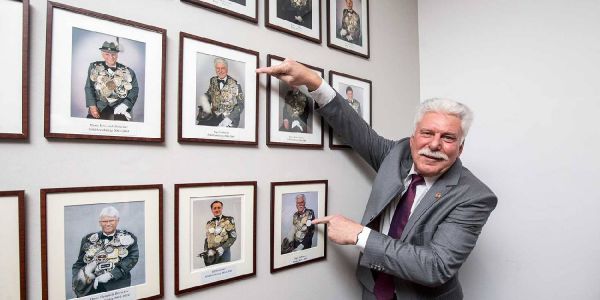 Der dritte Harburger Doppelkönig hängt jetzt im Gildezimmer