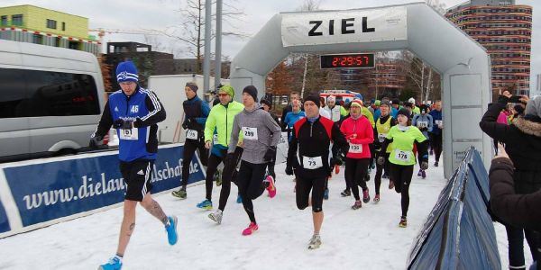 Der Start zum 1. Winterlauf. Foto: Heiko Dobrick Mehr als 350 Teilnehmer gingen beim 1. Winterlauf an den Start