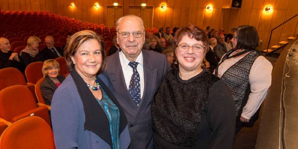 Angela Scholz, Dr. Klaus Emicke und Heinke Ehlers. Foto: zv Freundeskreis des Harburger Theaters feiert 20. Geburtstag