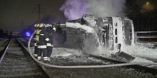 Unfall: Lastwagen geht am Roßdamm in Flammen auf