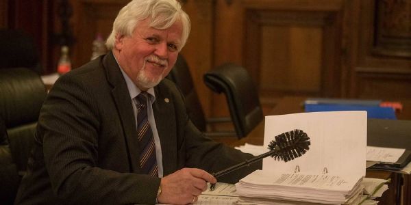 Von den Linken beschenkt. CDU-Mann Ralf-Dieter Fischer mit Klobürstenpräsent. Foto: zv Klobürsten-Aktionismus zum Thema Gefangenensammelstelle