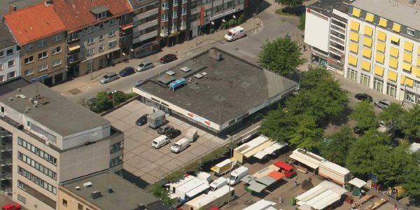 Das Gebäude am Sand, das abgerissen und durch einen Neubau ersetzt werden soll. Foto: zv Pläne für Neubau an Stelle des Ex-Bolero nehmen Form an