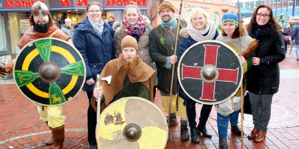 Höhepunkt gleich zu Jahresbeginn: Das Wikingerfest lockte viele Menschen in die Harburger City. Das freute auch Melanie Wittka (v.l., Harburg Arcaden), Nina Wedler (Karstadt) Citymanagerin Melanie-Gitte Lansmann und Valbone Scharfenberg (Marktkauf Center). Foto: Christian Bittcher Citymanagement blickt auf erfolgreiches Jahr zurück