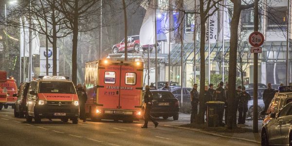 Polizisten und Rettungskräfte im Bereich der Spielhalle an der Buxtehuder Straße. Foto: zv Räuber verschanzen sich in Spielhalle an der Buxtehuder Straße