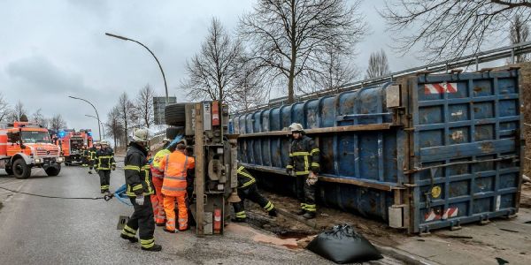 Lastwagen stürzt auf der Hannoverschen Straße um