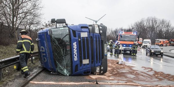 Waltershof: Laster voll Kaffee in Kurve auf die Seite gelegt