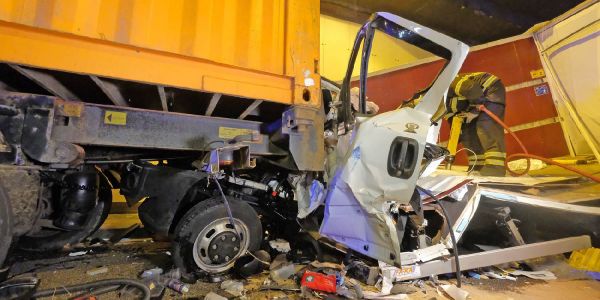 Schwerer Unfall im Elbtunnel: Feuerwehr rettet drei Eingeklemmte