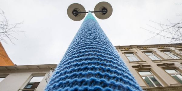 Guerilla Knitting setzt farbliche Akzente in der Hölertwiete