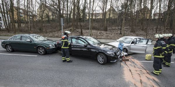 Stader Straße: Fünf demolierte Autos und drei Verletzte 