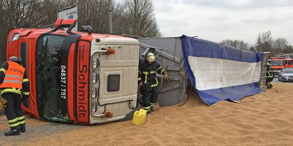 Wilhelmsburger Reichsstraße: Getreidelaster kippt in Ausfahrt um