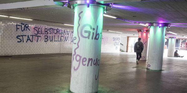 Parolen gegen Gipfel verunstalten den Gloria-Tunnel