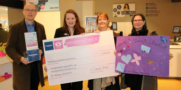 Spendenübergabe im Harburger Karstadt-Haus: Rainer Rißmann (v.l.), Nina Gramulla-Wedler, Michaela Ernster und Claudia Drogis Foto: cb Spende Margaretenhort