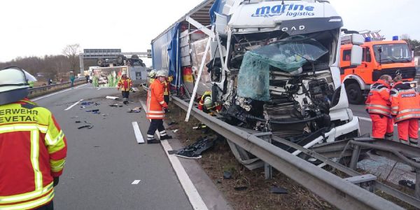 Die Unfallstelle auf der A1 im Maschener Kreuz. Foto: Remon Hirschmeier Lasterunfall Maschener Kreuz: Deshalb gab es ein Verkehrschaos
