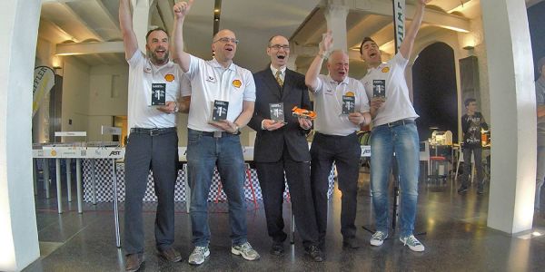 Die Sieger (von links):Oliver Schmidt, Björn Skottke, Konstrukteur Jürgen Stüdemann, Dr. Wolfgang Warnecke und Michael Niemas. Foto: RCCO 4. Platz für Harburgs Channel Racer beim 24-Stunden-Rennen