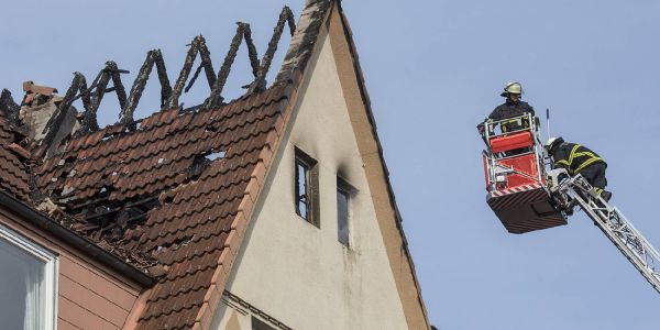 Feuerwehr im Großeinsatz: Dachstuhlbrand am Kroosweg